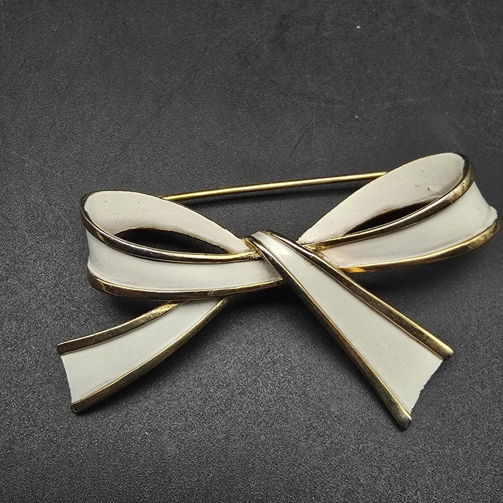 Crown Trifari Bow Brooch Cream Enamel Gold Tone Vintage Costume Jewelry